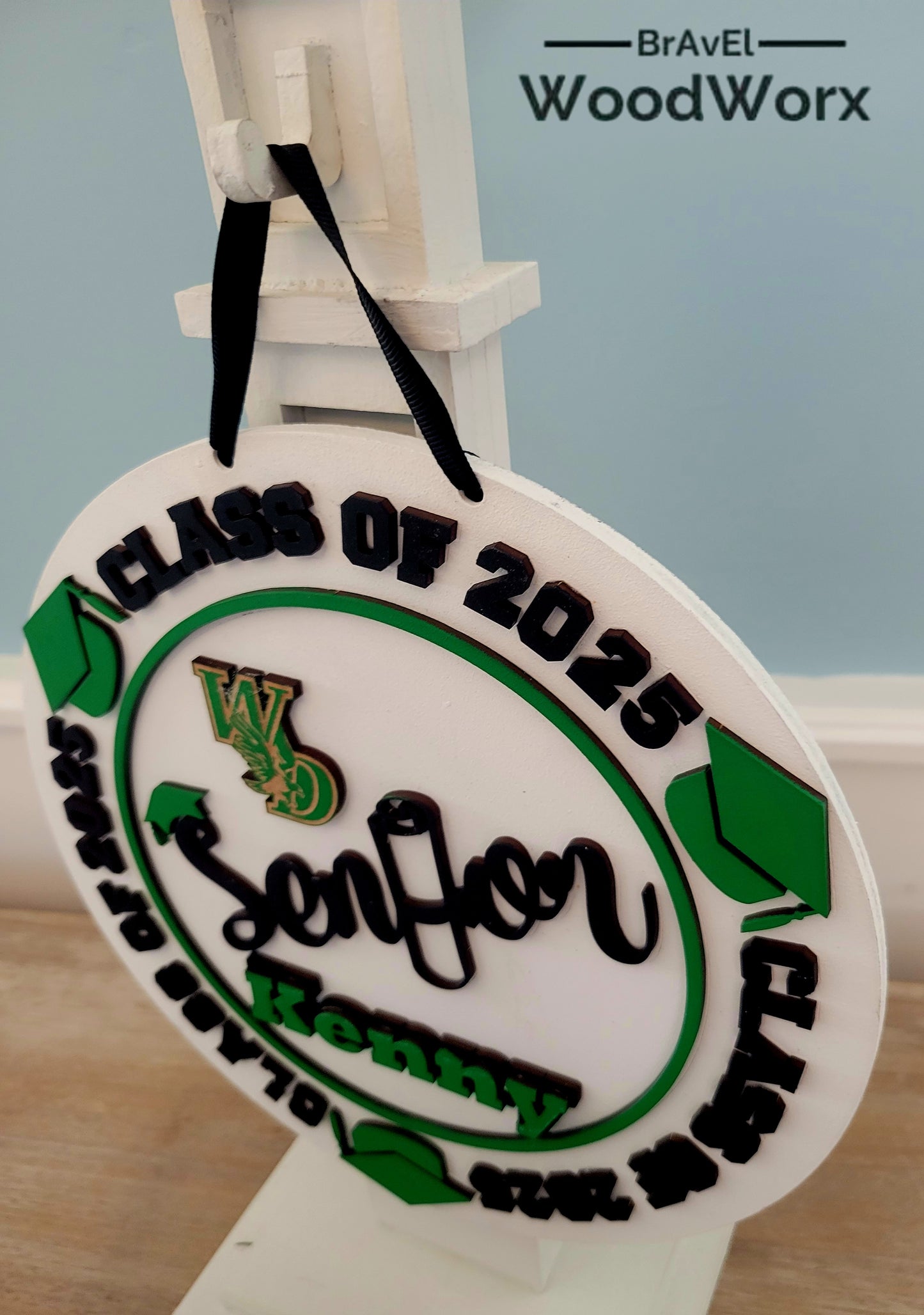 Custom Graduation 2025 Sign on Post – Personalized Wooden Door Hanger with Stand, Featuring School Colors, Logo, and Graduate Name